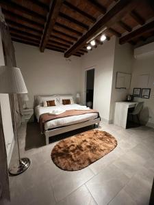 比萨Casa Carducci 33的卧室配有一张床,地板上铺有地毯