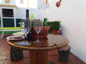 米尔芳提斯城Silva's House的一张桌子,上面放着两杯酒和一瓶葡萄酒