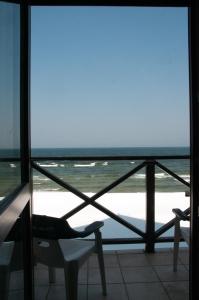 斯图托沃Willa na Wydmie-pokoje z widokiem na morze的客房设有窗户,享有海景。