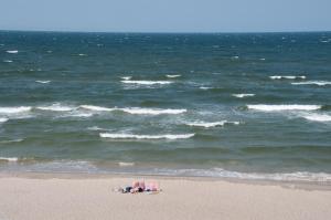 斯图托沃Willa na Wydmie-pokoje z widokiem na morze的海滩上设有两张沙滩椅,大海上设有沙滩椅。