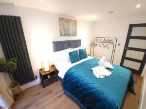 布莱顿霍夫Luxury pad centrally located near Brighton station的一间卧室配有带毛巾的床