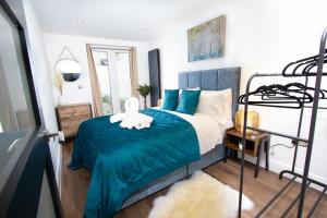 布莱顿霍夫Luxury pad centrally located near Brighton station的一间卧室配有一张带蓝色毯子的床