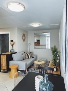 隆达Apartamentos Martalia Namar centro的客厅配有沙发和桌子