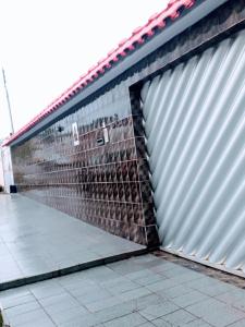 马瑙斯RESIDENCIAL OLIVEIRA的大型金属车库门,铺有瓷砖地板