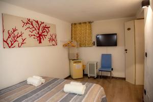 巴勒莫Palermo alla Gancia的一间卧室配有一张床和一张蓝色椅子
