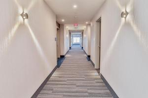 纳什维尔Holiday Inn Express & Suites - Nashville MetroCenter Downtown, an IHG Hotel的走廊,有长长的走廊的办公楼