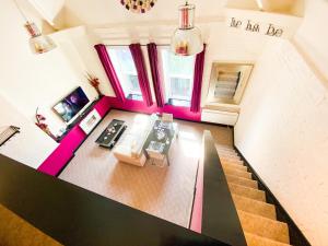 古耳PHOENIX Apartments的享有客厅的顶部景致,拥有粉红色点缀