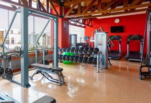 利马爱尔欧里瓦索尼斯塔酒店的一间健身房,里面装有一堆设备