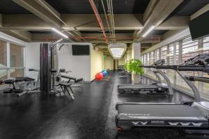 波哥大波哥大索内斯特酒店的健身房设有有氧器材和跑步机