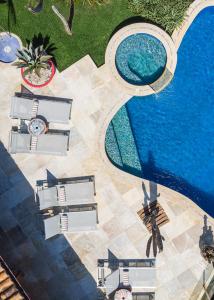 布希奥斯克利夫赛德奢华旅馆的享有度假村游泳池的顶部景致
