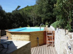 Saint-Fortunat-sur-EyrieuxModern holiday home with swimming pool的甲板上的热水浴缸,旁边设有梯子