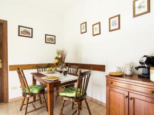 阿夸维瓦Belvilla by OYO Chiaraquattro的一间带桌椅的用餐室和一间厨房