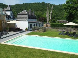 Hastière-par-delàStylish Mansion in Ardennes with shared Pool的一座房子的院子内的游泳池