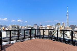 东京Henn na Hotel Tokyo Asakusa Tawaramachi的市景阳台