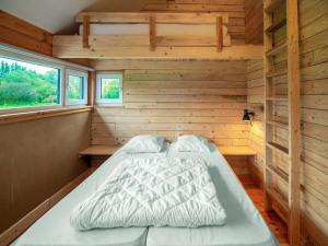 奥维法特Lovely Holiday Home in Waimes with Sauna的木墙客房角落的一张床位