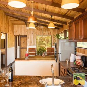 奎波斯城Santa Juana Lodge & Nature Reserve的一间带木墙和木制天花板的厨房
