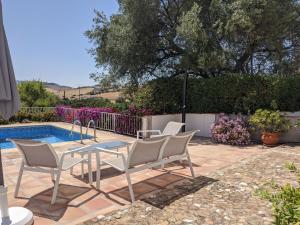 Lovely Holiday Home with Private Swimming Pool in Almog a内部或周边的泳池