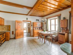 上韦拉赫Holiday home in Obervellach near ski area的厨房配有木制橱柜和桌椅