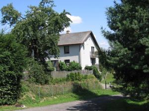 LibáňLuxury Villa in Zelenecka Lhota with Private Pool的山丘上带围栏的白色房屋