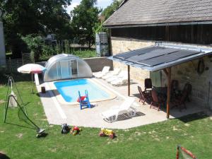 LibáňLuxury Villa in Zelenecka Lhota with Private Pool的后院设有游泳池和遮阳伞