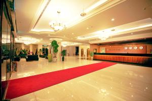 马公雅霖大饭店的大堂的地板上铺有红色地毯