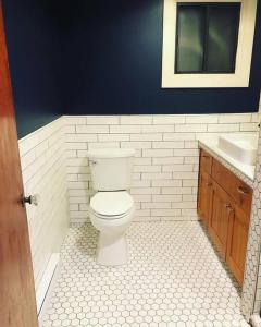 戈尔登Knotty Pine Lodge的浴室配有白色卫生间和盥洗盆。
