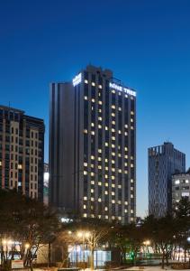 首尔九树酒店东大门 的夜晚在城市的高楼