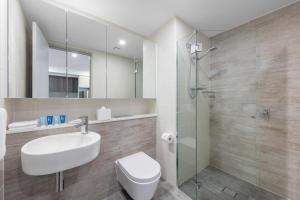 黄金海岸南港美利通公寓式酒店的浴室配有卫生间、盥洗盆和淋浴。