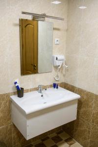 杜尚别Hotel Shumon的浴室设有白色水槽和镜子