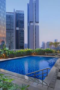 雅加达Citadines Sudirman Jakarta的一座位于高楼城市的游泳池