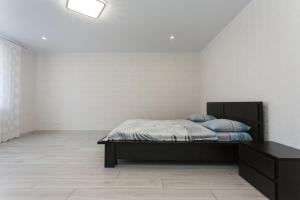 苏梅Квартира ЛАВИНА Room的一间卧室配有一张带蓝色枕头的床。