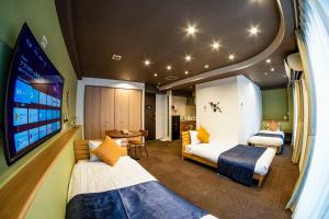 大阪Hotel S-Presso Central的酒店客房设有两张床和一台平面电视。