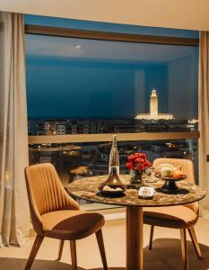 卡萨布兰卡伊杜安法Spa酒店的一张桌子和椅子,享有城市美景
