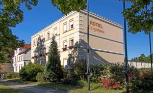 NieskyBürgerhaus Niesky的建筑一侧有标志的酒店