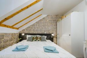 斯顿Villa Dovecote with Private Sauna, Jacuzzi & Gym的一间卧室配有一张大床和蓝色枕头