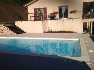 Auberives-en-RoyansLe Mas de Servant Roulottes et chambres d'hôtes的房屋前的游泳池