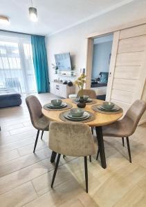 凯斯特海伊Marina Apartment by Dora的一间带木桌和椅子的用餐室