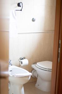 皮斯托亚Hotel PRime的一间带卫生间和水槽的浴室