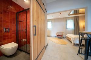 费特希耶Reddoors Suites Sea View的一间带卫生间的浴室和一间带一张床的卧室