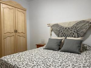 皮萨拉LAS PALMERAS的一间卧室配有一张大床和一个木制橱柜