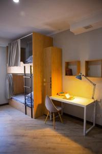 比什凯克People Hostel的客房设有书桌和双层床。