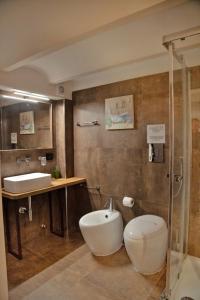 巴勒莫Palermo alla Gancia的带浴缸、盥洗盆和卫生间的浴室