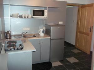 Bolen博乐纽庄园农家乐的一间带水槽和冰箱的小厨房
