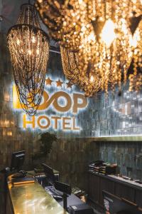 维尔纽斯维尔纽斯路普酒店的一间设有酒店标志和吊灯的餐厅