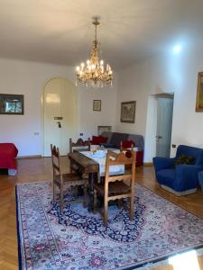 巴尼奥阿里波利Villa Il Padule的客厅配有桌椅和吊灯。