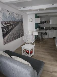 马赛城市之海公寓的带沙发的客厅和厨房