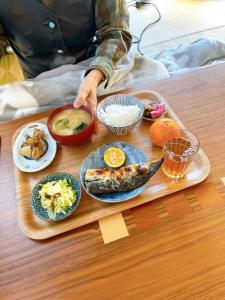 镰仓市Children's cafe B&B Kimie的桌上的食品托盘,配以食物