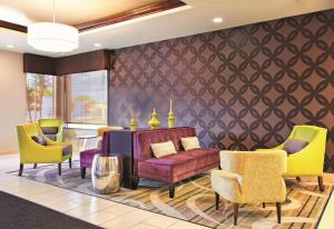 坦帕La Quinta by Wyndham Tampa Bay Area-Tampa South的客厅配有紫色沙发和黄色椅子