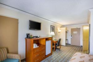 独立城堪萨斯城品质酒店及套房 - 独立城I-70公路东的酒店客房配有书桌和电视。