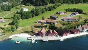 SjernarøyFurrehytter的水面上岛上房屋的空中景观